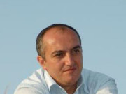 ELŞƏN ƏZİM – PALTAR DOLABINDAKI TƏBƏSSÜM e-ezim