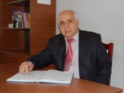 RÜSTƏM KAMAL – “EVİNİ AXTARAN SƏSİN SÖZÜ”. RÜSTƏM KAMAL
filologiya elmləri doktoru, professor
EVİNİ AXTARAN SƏSİN SÖZÜ
Şairlə tanışlığın konkret, dəqiq, tarixi olmamalıdır – o, sənin həyatına ilğım kimi daxil olur. Azərbaycanın görkəmli şairi İsmayıl İmanzadə ilə tanışlığım Mehdi Hüseynin onun “Şimşək” adlı bir şeirini tərifindən başlayır-mən hələ də İsmayıl müəllimin şeirlərinə böyük yazıçının gözü ilə baxıram. Vaxt vardı, ömrünü ata yurduna bağlamışdı, eli ilə xeyir-şərdə, əkində-biçində bir yerdə idi. Ermənilərin quldurluğu başlayanda əlində silah özünümüdafiə dəstəsində kəndini qoruyurdu. Şöhrət, ad-san havası onu şəhərə çəkmirdi...
Sonra onun şair taleyinə qəriblik, didərginlik səhifəsi yazıldı. Ömrün salnaməsi Mingəçevirə etibar etdiyi və sınmadığı illərin hekayətidir, tez-tez anasını, qohum-qardaşlarını yoxladığı günlərin yaddaşında açdığı dərin şırımlardı. Yadımdadır, Mingəçevirə gələn kimi tədricən bu “ruslaşmış” Sovet şəhərini necə şeir məkanına çevirməyə başladı. Yerli yazarlarla bərabər, üzü Yevlaxdan, Ağdaşdan, Şəkidən belə, Mingəçevirdə məskunlaşmış qaçqın-köçkünlər içindən ilhamı-təbi olanları da axtarıb tapdı, başına yığdı, ədəbi törənlər keçirdi.
İsmayıl İmanzadə ilin mövsümlərinin, fəsillərin dəyişməsini torpaq kimi, ağac kimi duyur. Təbiətdə fəsillərin dəyişməsi, bir-birini əvəz etməsi ömrünün havasını bilmək üçün işarətdir, yəni ilin fəsilləri ömrün fəsilləri kimi düşünülür. Harda qar yağırsa, şimşək çaxırsa, bulud qaralırsa, onun ömründə əks-səda verir.
Fəsillər ömrünü sona yetirmir,
Bürüyür meşəni yanıq qoxusu.
Yaralı ağaclar pöhrə bitirmir,
Qaralır çəmənin, çölün yaxası.
Peyzaj şeiri əslində ruhun təbiətə, təbiətin ruhumuza doğru hərəkətidir. Məni İsmayıl İmanzadənin peyzaj lirikasında sevdirən cəhət onun “naturadan çəkməsi” deyil, içinin landşaft-peyzaj yaşantılarını sözə çevirməsidir. Cəbrayılın təbiəti İsmayıl müəllimin ən munis xatirəsidir. Bəlkə ona görə bu şeirləri belə saf və gözəl danışır! Ruhunun tarixçəsini peyzaj şeirlərindən oxumaq olur. Rəssam dəqiqliyi və zənginliyi elə tapdığı təşbehlərə inanırsan.
Cığırlar uşaq kimi
İməkləyir yamacda.
Yaxud
Gölməçələr quzu kimi
Dizlərini yerə qoyub
Damlaları əmir yenə.
Onun təbiəti qavrayışında bir tərəkəmə insanın duyğusallığı var. İsmayıl İmanzadənin düşüncə təcrübəsində təbiətdə bütün canlılar munislik, mərhəmlik duyğusuna, bir-birinə sığınmaq instiktinə malikdir. “Sığınmaq” feili nəvazişin, sevginin, doğmalığın başqa bir adıdır.
Qırov düşər, ana torpaq
Sığınar qızıl payıza.
Ya da
Qısılar qayanın daş sinəsinə,
Zirvədən dərəyə enən şəlalə.
İnsan qərib olanda yad ellərə, yad evlərə sığınır. Şair qərib olanda isə sözə sığınır. İsmayıl müəllim həm Allaha, həm sözə sığındı...
Yuxarıdakı örnəklərdən də göründüyü kimi, onun yaradıcılığının əsas ünsürü “su”dur. Şəlalə, dağ çayı, Araz, leysan sevdiyi poetik obrazlardır. Təsis etdiyi jurnalın adını “Mingəçevir leysanı” (ədəbi dərgi otuzuncu sayından sonra “Bənövşə” adı ilə nəşr olunur) sonrakı adı qoyması məni təəccübləndirmədi.
Onun şeirlərinin məsamələrində, havasında bir kişi xeyirxahlığı var. Təəssüf ki, xeyirxahlıq müasir poeziyamızda nadir keyfiyyətlərdən biridir. Bəlkə, yeni nəslin dünyaya, təbiətə, insanlara praqmatik, nihilist-ironik baxışı zamanın tələbidir. Amma İsmayıl müəllimin poeziyasında xeyirxahlıq nə sosial situasiyalardan, nə də fələyin gərdişindən asılı olaraq dəyişməyib. Bu gün də üstünə gələni əliboş qaytarmır. Başqasının işi üçün heç bir təmənnası olmadan qabağa düşüb qapılar açdığını gördüm. Bunu onun uşaq şeirlərində də görmək olar. İçində ota, daşa, yağışa sevgisi olan şair gözəl uşaq şeirləri yaza bilər.
Əlbəttə, bütün ciddi şairlər kimi, İsmayıl İmanzadə də varlığı, dünyanı bütöv şəkildə-faciəsi, nəşəsi, kədəri ilə, əyər-əskikliyi, mürəkkəbliyi ilə qavrayır. Didərginlik-köçkünlərin həyatı Qarabağ torpaqlarının işğal olunması, Xocalı faciəsi onun həyatına və poeziyasına bədbinlik notları gətirib...
Ömür muncuq düzümüdü,
Harda qırıla-qırıla.
Ömür fəlsəfi anlamda desək əsas metafizik substansiyadır, halallıq və günah məsələsidir.
Halallıq ver mənə barı
Günahımdan keç, ürəyim.
Təbiət və sevgi şeirləri ömrün mənasını anlamaq cəhdidir. İsmayıl İmanzadə üçün poeziya insan ömrünün miqyasını anlamaq imkanıdır. Hətta bircə detalla ömrün miqyasını verə bilir:
Qırx ildir ki, əllərini
Dizlərində daraqlayır
Yetər nənə...
İ.İmanzadə inanır ki, sevgi budaqdan qopub otların üstünə qonan yarpaqdır, gecələr pəncərə şüşəsinə yapışan ulduzların işığıdır. Cəbrayılda su başında çınarların yağışda yuyunmasıdır. Sevgi və peyzaj şeirləri şairin müdrikliyidir.
Ev İsmayıl İmanadənin genetik obrazlarından biri, yaddaşının ağrıyan yeridir, həmişə, hər yerdə evini xatırlayır. Hətta bu haqda o qədər danışıb və yazıb ki, artıq mən dəfələrlə onun evində “olmuşam”. O evin obrazını xəyalımda canlandırmışam. İndi Mingəçevirdə öz mənzili olsa da, yenə də ruh kimi “evsiz-eşiksiz” dolaşır. Cəbrayılda, Böyük Mərcanlıdakı evinin nisgilini yaşayır. Bəlkə gecələr yuxularında da oraya baş çəkir?
Qərib bir elin köçüyəm,
Soruşan yoxdur nəçiyəm.
Mən bir fağır kirəçiyəm,
Sən bir ötkəm ev yiyəsi.
Aşağıdakı misralarda amansız etirafı ancaq “evsiz” şairlər edə bilər:
Çiynimdə qalıb tabutum,
Harda qazımı gör evimi?
Bəlkə də onun şair ürəyinin kiçiyi böyütməsi də bu üzdəndir. Millətini, dostlarını böyütməkdən xoşu gəlir. Və bu “böyütmə” düşüncəsində qətiyyən şişirtməyə yer vermir. Məsələn:
Bir ömür sığındı ürəyimizə,
Bir beşik böyüdü gözlərimizdə...
Bütün qarabağlılar kimi, İsmayıl İmanzadə də söz ilk növbədə nitqin eşidilmək, səslənmək funksiyasına aiddir. (Təsadüf deyil ki, ünsiyyətdə, telefon danışığında belə “eşidirsən” replikasını çox işlədirlər). Onun üçün istənilən söz (xitab, sorğu-sual, xahiş..) ünvanına səs kimi çatmalıdır.. “Niyə səsin çıxmır, yurdun kişisi?”
Ya da
Səsim Tanrıya çatmadı,
Günah məndən yuxarıda.
Ya da yurduna xitabən deyir:
Karvanın yel azıbdı,
Ruhun sığala yatmır.
Niyə səsin, harayın
Hələ heç yana çatmır?..
Qürbət acılarını etnoqrafik düşüncəsindən gələn bir metafora ilə (“gündən-kündəm” qafiyələnməsi də öz yerində!) ifadə edir.
Qəribliyə düşən gündən
Özgə əlindədi kündəm...
Ona görə də ömrünün “didərginlik mövsümünü” pis yuxu kimi, tərsinə yozulan yuxu kimi qəbul edir.
Qoca dünya falçı imiş
Yozdu yuxumu tərsinə...
“Evsiz” şair hər axşam adını bilmədiyi, üzünü görmədiyi bir insanın, bir qonağın qəfil gəlişini gözləyir. “Kimsən, ay qapını döyən” şeirində sonacan vaxtsız qonağın (ehtiyac, sevgi, yoxsa ölüm) adını bilmir.
Qürbətdə şeir yazılmır, şeiri oxuyurlar. İsmayıl müəllimin ruhu oxuyur ki, səsi evinə çatsın.
05 aprel 2019-cu il
